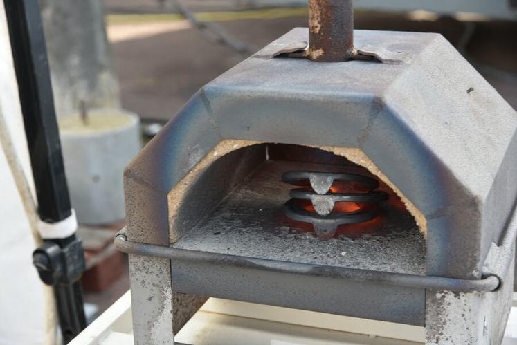 Un maréchal-ferrant venu de Sully-sur-Loire a réalisé des démonstrations tout au long de la journée, sous le regard des visiteurs.
