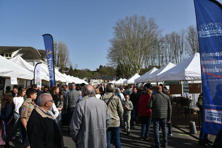 Contrairement à l’an dernier marqué par la pluie, la Foire des Cours s’est déroulée cette année sous le soleil, avec des allées très fréquentées.