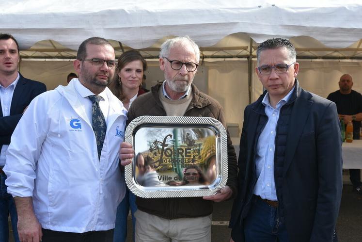 Le président de la Foire, Jérôme Loiseau, a remis le plateau de la Foire des Cours à un ami de la famille de Rodrigue Léveillé, disparu l’an dernier. Un moment d’émotion pour rendre hommage à celui qui était profondément attaché à son territoire et à cette foire.