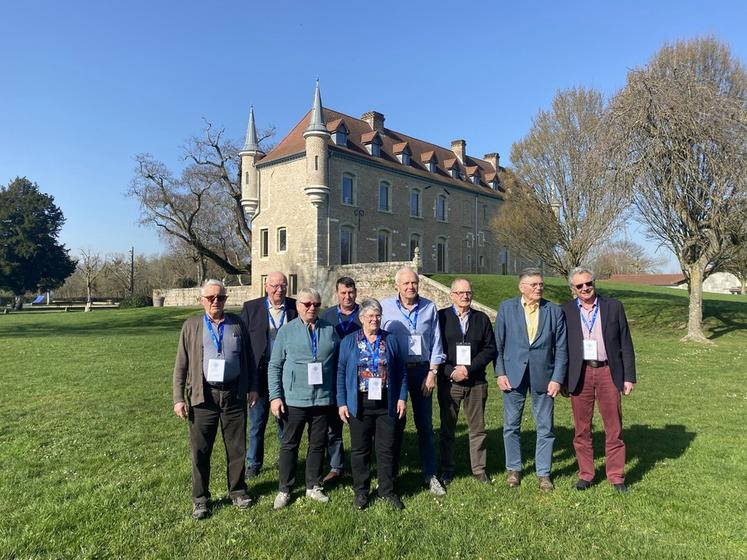 Attignat (Ain), mercredi 4 mars. La délégation de la FNSEA Grand bassin parisien. Au centre, Monique Berthelot, représentante de l'Île-de-France au sein du conseil d'administration de la SNAE, et, à droite, son suppléant Jean-Marie Chatelain.