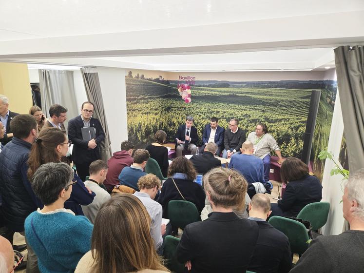 Lundi 23 février, à Paris. Lors d'une conférence de presse, les représentants de la Cnaoc, aux côtés du Cniv, de la Fnab et de France Vin bio, ont tenu une conférence de presse lors du Salon de l'agriculture.
