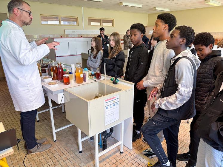Dans la halle agroalimentaire du campus Naturalim, les collégiens ont découvert la transformation des productions agricoles en aliments.