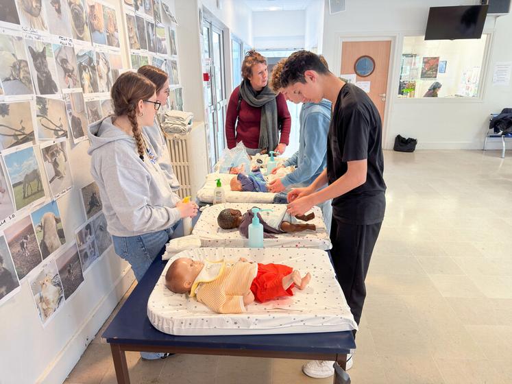 Les collégiens ont appris à changer la couche d'un nouveau-né.