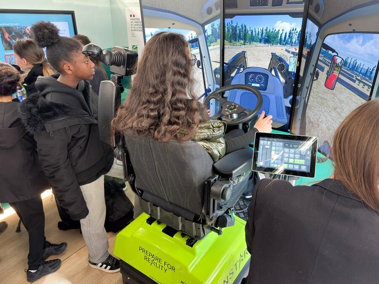 Lundi 9 mars, à Sours. Le simulateur de conduite de tracteur du camion L'Aventure du vivant a eu beaucoup de succès.