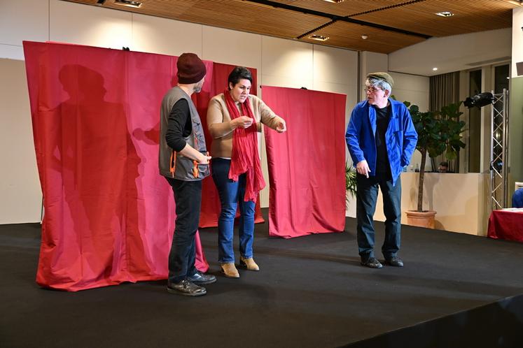 Le théâtre-débat participatif invitait les Sentinelles à monter sur scène.