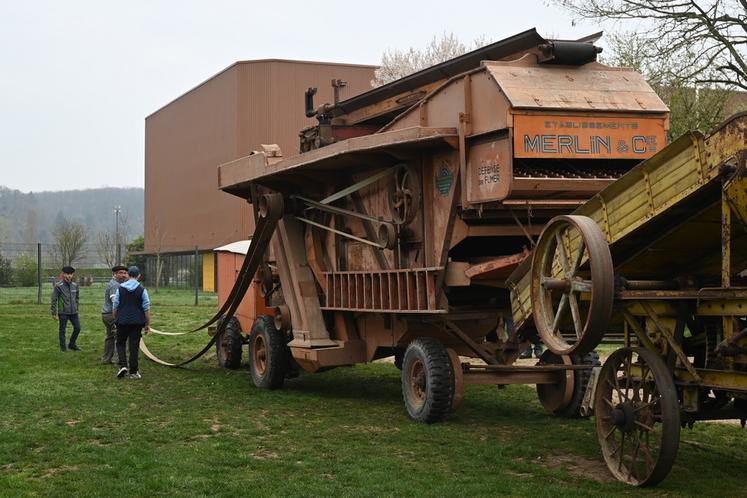 Les élèves avaient pris contact avec des concessionnaires afin d’organiser une exposition de tracteurs. Une ancienne batteuse a également animé la journée.