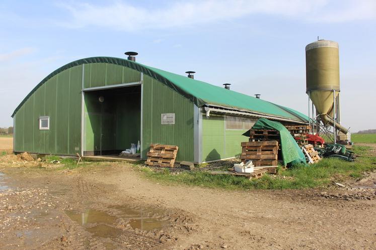 Ceci n’est pas un poulailler mais une nurserie sur le même modèle, avec un sas à l’entrée.