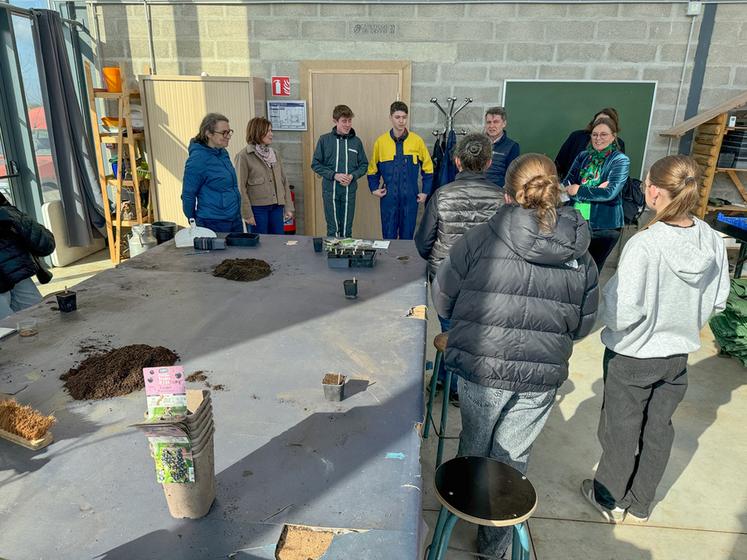 Jeudi 12 mars, à Châteaudun. Dans le cadre de l'opération Les Aventuriers du vivant, les collégiens d'Émile-Zola se sont initiés aux semis.