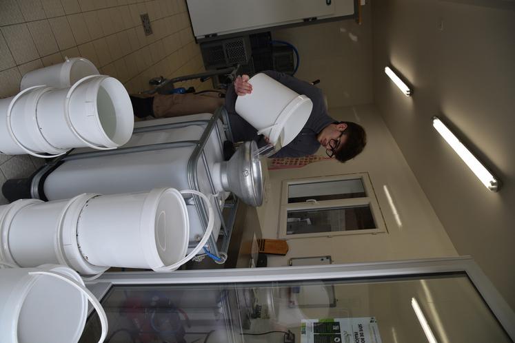 En arrivant au laboratoire, la production est filtrée.