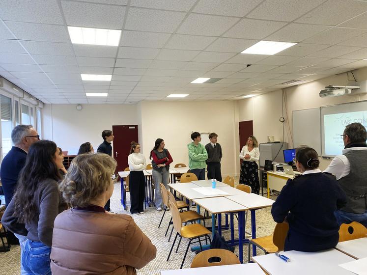 Vendredi 6 mars, le lycée agricole d'Areines a organisé son Labdating permettant la rencontre d’élèves de la filière laboratoire avec des professionnels.