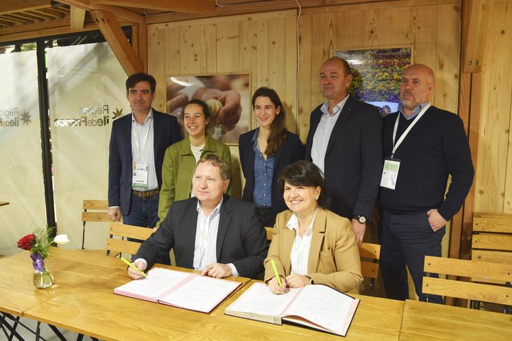 Vendredi 27 février, à Paris. Via son président Damien Greffin, la chambre d'Agriculture Île-de-France a signé une convention sur la méthanisation avec GRDF Île-de-France, représenté par Florence Mourey, directrice adjointe.