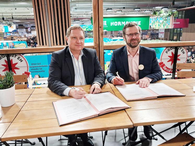 Vendredi 27 février, à Paris. Damien Greffin, pour la chambre d'Agriculture Île-de-France, et Pierre Monin, pour Natran Val de Seine, ont signé une convention de partenariat pour la méthanisation.