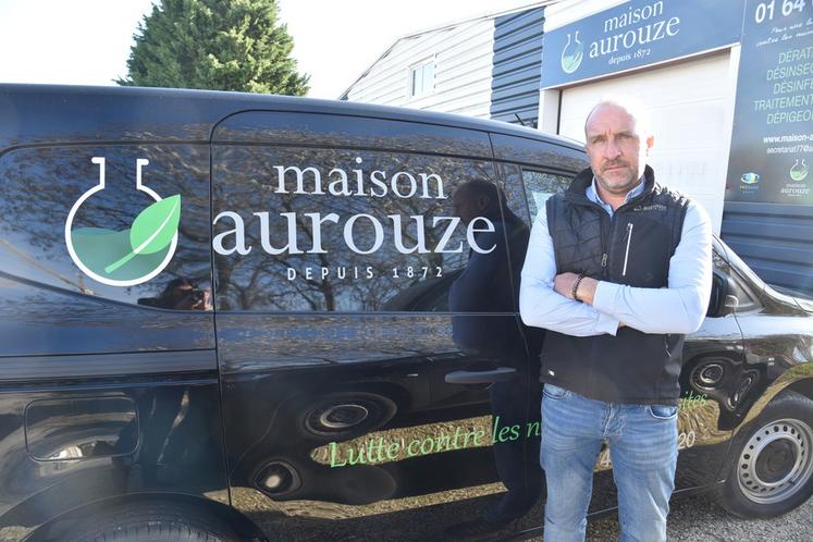 Mardi 17 mars, à Mormant (Seine-et-Marne). Responsable de l'agence Aurouze locale, Cyril Vonck rappelle que vigilance et sécurité des hommes et des animaux sont les maîtres-mots lors des interventions.