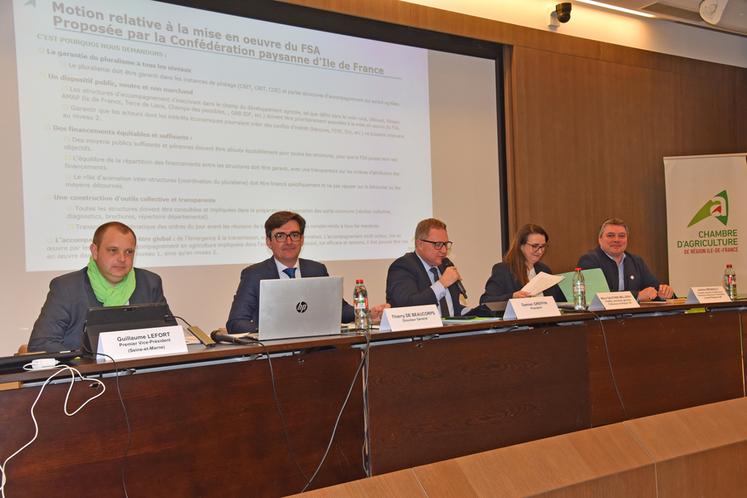 Paris, vendredi 13 mars. Tribune officielle de la session de la chambre d'Agriculture Île-de-France. De g. à d., Guillaume Lefort, vice-président, Thierry de Beaucorps, directeur, Damien Greffin, président, Marie Gautier-Melleray, préfète, et Jérôme Regnault, président de la commission agriculture à la Région.