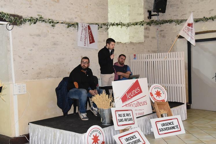 Guillaume Houdy, président de JA Île-de-France ouest, a animé l'assemblée générale, entouré de Donatien Moyson (à g.), son ancien coprésident, et de Victor Rabier (à d.), ancien secrétaire général.