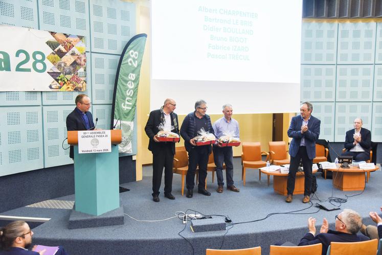 Mardi 17 mars, à Chartres. Lors de l'assemblée générale de la FNSEA 28, les administrateurs ayant souhaité passer la main ont été remerciés.