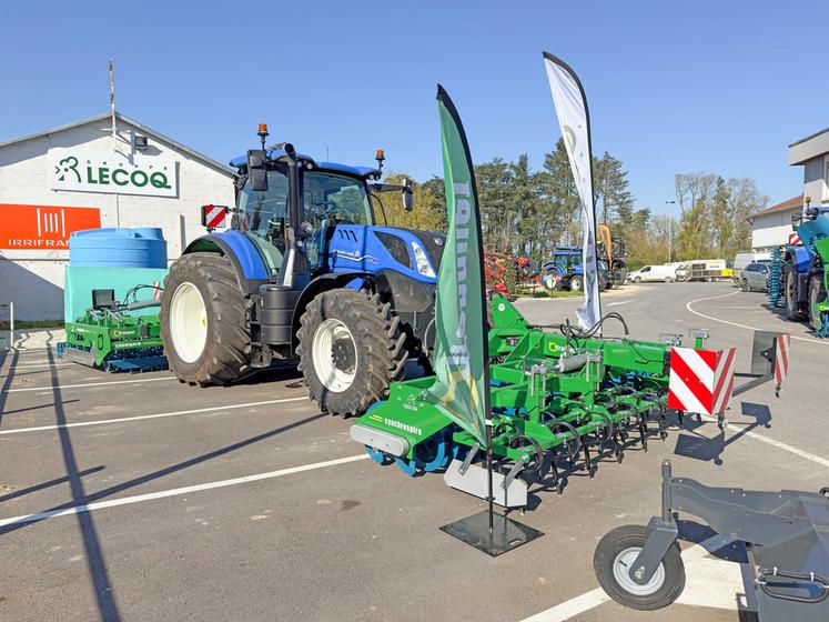 Mercredi 18 mars, à Boisville-la-Saint-Père. Un équipement classique et de saison, Synchrospire devant et Combigerm derrière, présenté par Franquet chez Lecoq.