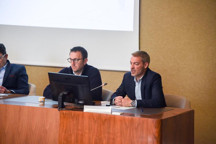 Lundi 16 mars, à Chartres. Thibault Guillou et Pierre Savy (de g. à d.) ont présenté les lignes directrices applicables aux futurs projets agrivoltaïques.