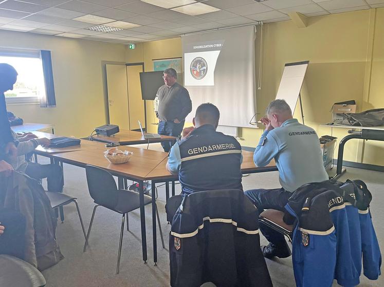 Les gendarmes interviennent lors des assemblées générales de la FNSEA pour sensibiliser les chefs d’exploitation aux risques de cyberattaques et aux bonnes pratiques à adopter.