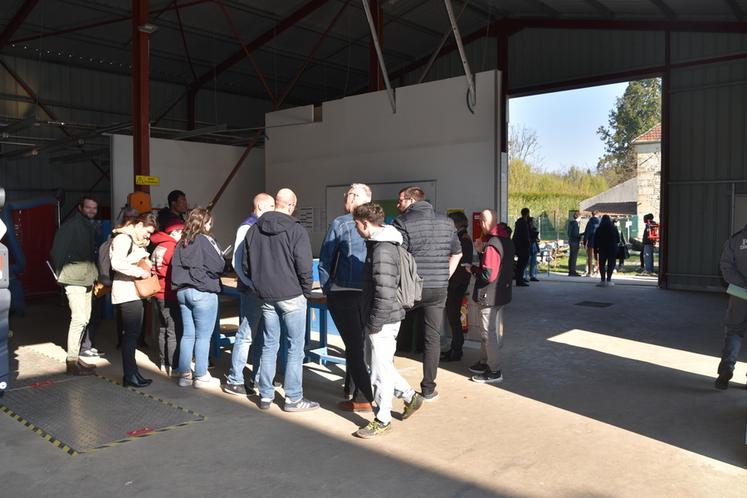 Jeudi 19 mars, à Magnanville (Yvelines). Une cinquantaine de personnes ont participé à cette matinée, divisée en trois pôles.