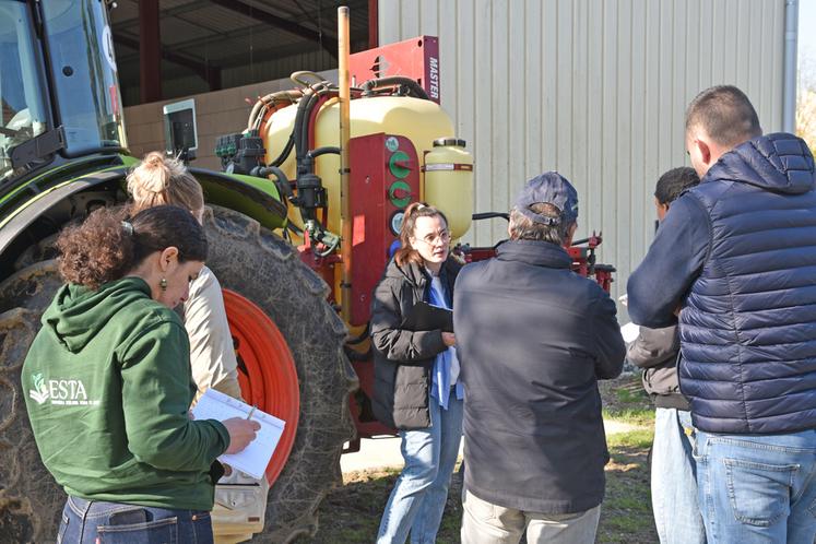Jeudi 19 mars, à Magnanville (Yvelines). La Driaaf a organisé un point pédagogique sur les contrôles phytosanitaires pour les élèves de l'Esta ainsi que des exploitants agricoles et des techniciens de coopératives.