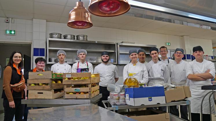 Les élèves du lycée professionnel Jean-de-la-Taille ont préparé 200 repas destinés au Secours populaire, avec des produits fournis par des agriculteurs du territoire.