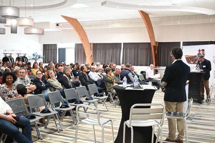 Mardi 17 mars, à Villebarou. AS Val de Loire a tenu sa première assemblée générale à la suite de la fusion entre l'AS Centre-Loire et l'AS Cefiga 37, devant plus d'une centaine de personnes.