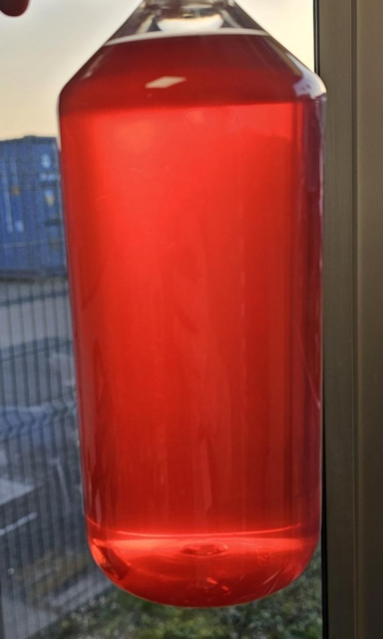 Le GNR doit être limpide et exempt de particules noires ou marron.