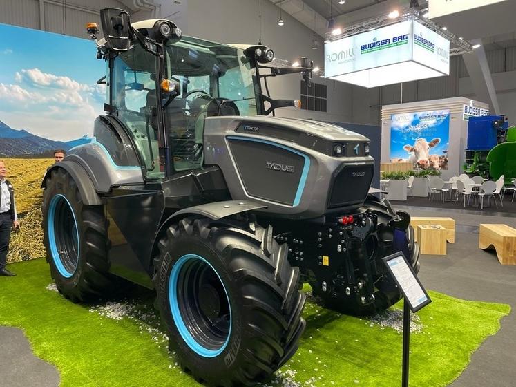 Le tracteur Tadus T16.20 dans sa version de base et avec une batterie de 200 kWh est annoncé à 300 000 euros HT.