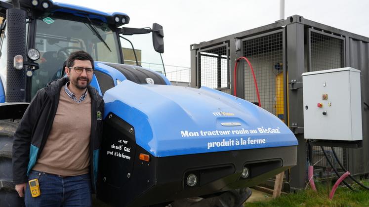 Grâce à sa production de gaz et à sa station de ravitaillement, Cyrille Stresser valorise son tracteur New Holland T6 180 roulant au GNC.