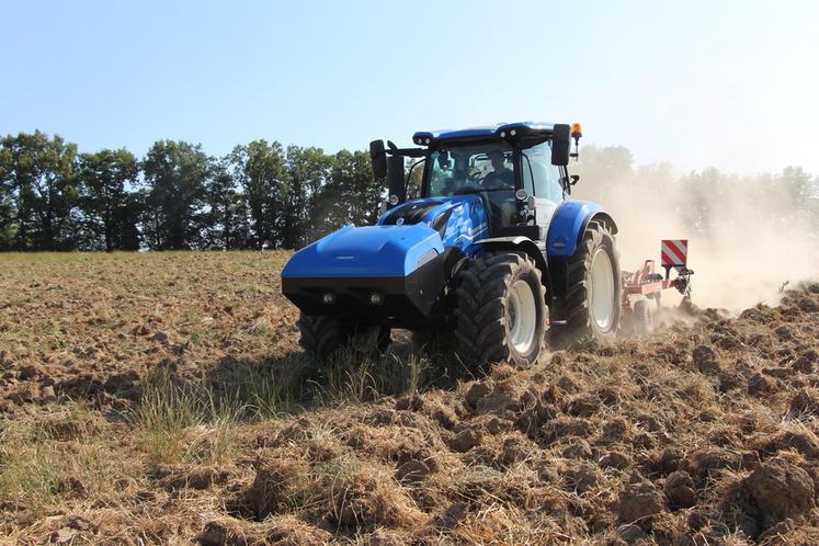 Lors de l’épreuve de travail du sol dans des conditions très exigeantes, le tracteur T6 180 Methane Power s’est révélé plus efficient énergétiquement que celui fonctionnant au GNR, mais avec une autonomie nettement inférieure.
