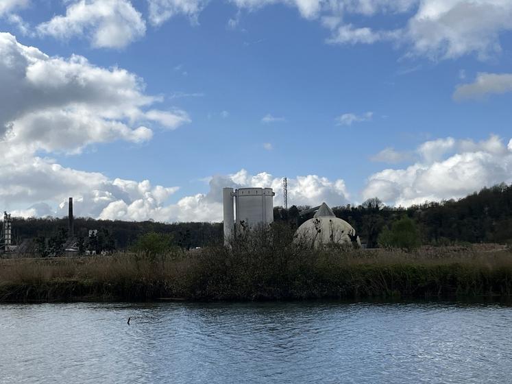 Souppes-sur-Loing, jeudi 26 mars, 11 heures. Une image qui relève de l'histoire maintenant avec la cheminée (à gauche) et le silo à sucre.