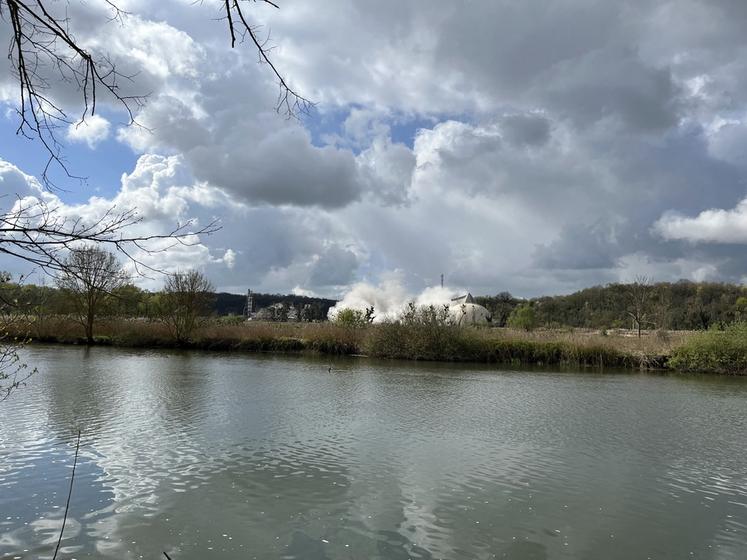 Quelques secondes ont suffi pour rayer du paysage le silo et la cheminée de la sucrerie.