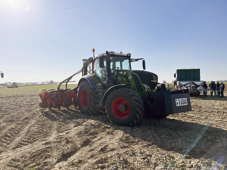 Ozouer-la-Voulgis, mercredi 4 mars. Clients et prospects de Ghestem Agri ont pu échanger avec les inspecteurs commerciaux sur le matériel.