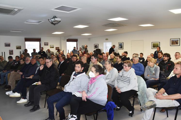 Jeudi 26 mars, à Étampes (Essonne). Dans les locaux de la chambre d'Agriculture, près de 80 personnes ont assisté à la réunion publique organisée par la DDT.