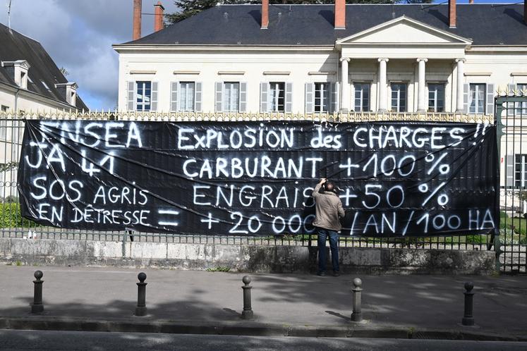Lundi 30 mars, à Blois. FNSEA et JA 41 ont mis en place une action devant la préfecture, avant une réunion avec ses services, en présence de Sandrine Reverchon-Salle, directrice de la DDT 41.