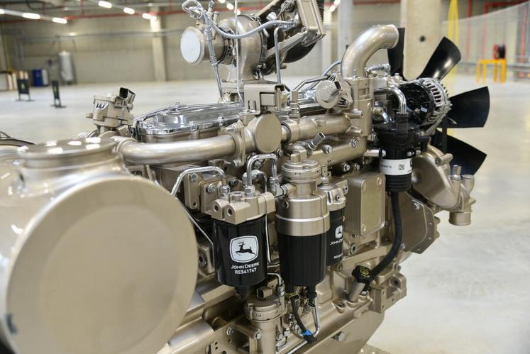 La visite a permis de découvrir les moteurs produits par John Deere, un groupe industriel américain solidement implanté en France, comme l’a rappelé le ministre.