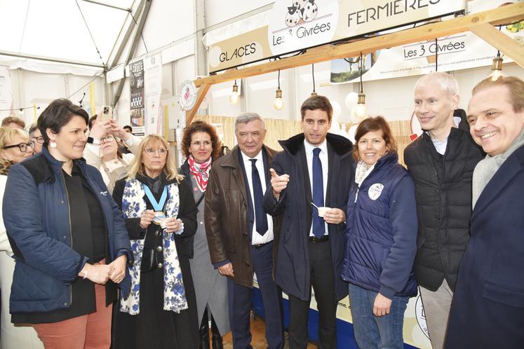 Coulommiers, vendredi 27 mars. Dégustation de glaces des 3 Givrées pour l'ancien Premier ministre Gabriel Attal au cours de la déambulation dans les allées du chapiteau Terroir.