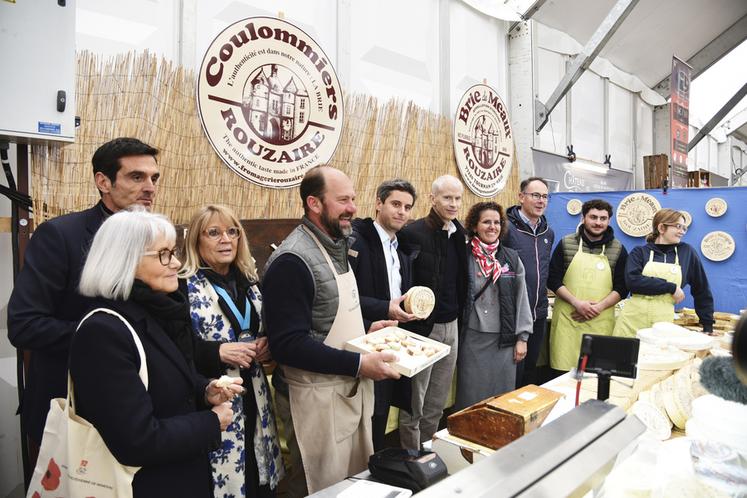 Les stands des fromagers sont nombreux sous le chapiteau. Les bries AOP et le coulommiers y ont une place de choix.