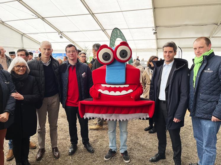 La vice-présidente de la Région Île-de-France, Valérie Lacroute, le maire de Coulommiers, Franck Riester, le président de JA 77, Armand Chevron, l'ancien Premier ministre Gabriel Attal et le vice-président de la chambre d'Agriculture Île-de-France, Guillaume Lefort, encadrent la mascotte du Festival de la terre, Festi’batt.