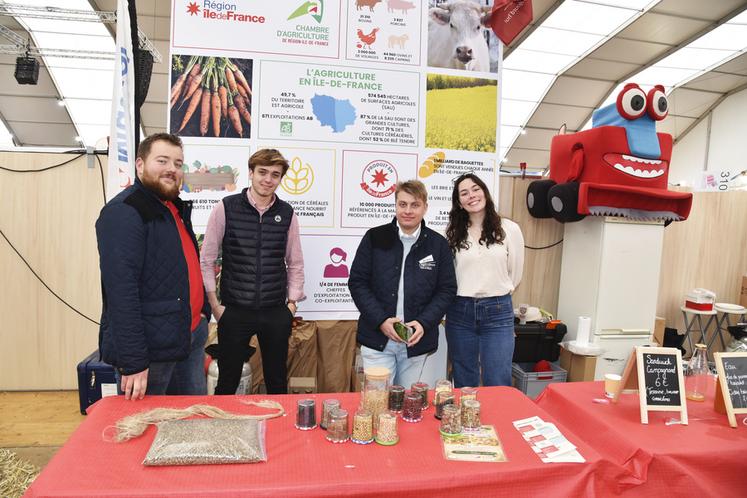 Présent pour la première fois à la Foire de Coulommiers, JA 77 proposait un jeu sur les cultures, ainsi que des sandwichs (au brie notamment) et des bières.