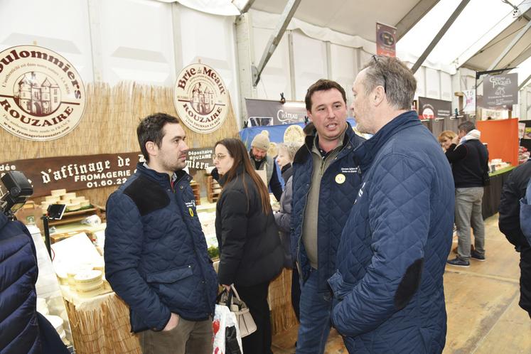 Échanges entre les présidents de l'OP et de la Fédération départementale des syndicats de producteurs de lait de Seine-et-Marne (FDSPL 77), Clément Delos et Christophe Pigeon, avec le secrétaire général de la FDSEA 77, Pascal Verrièle.