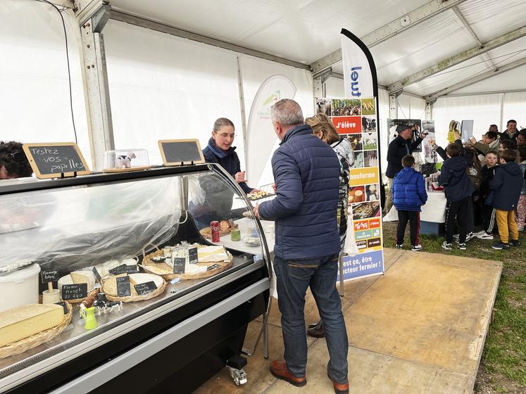Le chapiteau Élevage faisait la part belle aux ovins, en l'absence des bovins. Différentes animations y étaient proposées pour petits et grands, notamment sur les cultures avec Olivier Brossier, ainsi que des dégustations de produits des fermes laitières et fromagères d'Île-de-France avec Véronique Marek.