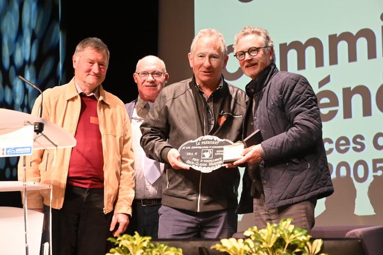 L'un des moments forts de la soirée a été la remise d'une récompense surprise à Jean-Claude Séguineau en reconnaissance de ses 20 années en tant que commissaire général de l’arrondissement de Vendôme au sein de la SDA 41. 