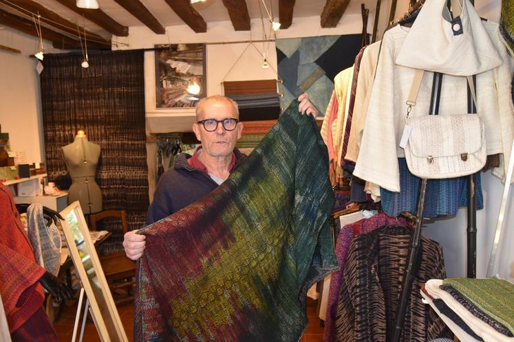Jeudi 2 avril, à Vétheuil (Val-d'Oise). François Vieillard tient une boutique toute l'année où il vend ses créations sur commande.