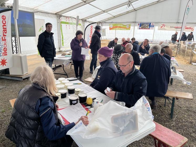 Coulommiers, samedi 28 mars. Le jury du concours des produits laitiers fermiers d'Île-de-France a œuvré sous la présidence de Geoffrey Bouzonie. 