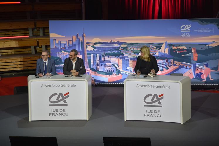 La table ronde sur la thématique de « L'intelligence artificielle comme outil, l'Humain comme boussole » a rassemblé de g. à d. : Rémi de Laveaucoupet, directeur technologies, engagement et crédits ; Olivier Biton, directeur général de CA group infrastructure platform ; Laurence Devillers, enseignante-chercheuse à Paris-Sorbonne et au CNRS.