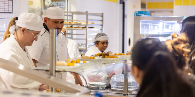 En centralisant les achats pour ses collèges, le Loiret veut garantir des repas plus qualitatifs, durables et tracés, tout en soutenant les circuits courts et en maîtrisant les coûts.