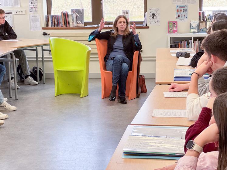 Vendredi 27 mars, à Châteaudun. La romancière Sybille Grimbert a répondu aux questions des lycéens de Nermont avant de leur en poser à son tour.