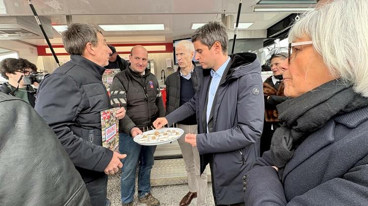 Coulommiers, vendredi 27 mars. Philippe Dufour et David Tourte échangent avec les élus de la délégation officielle à la fin de l'inauguration de la 57<SUP>e</SUP> édition de la Foire. 
